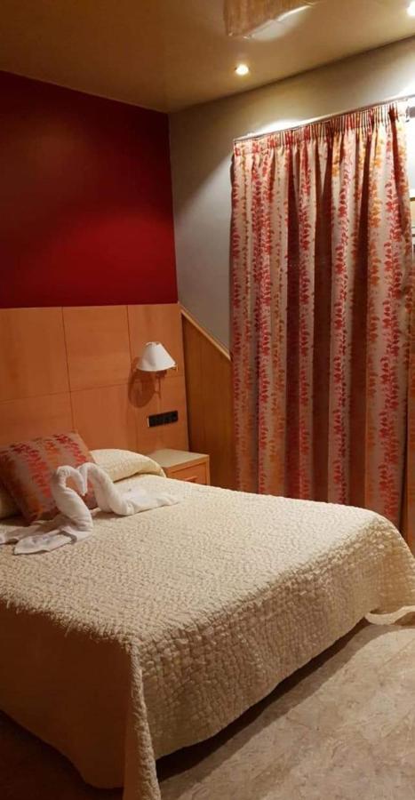 Els Monjos Hostal Milenium מראה חיצוני תמונה